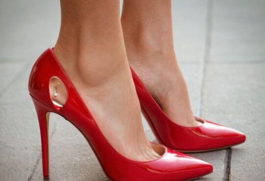 Die Faszination der High Heels mit roter Sohle: Stil, Eleganz und Trends