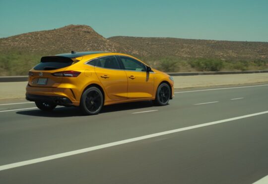 Wie kann ein Spurwechselassistent ohne Lenkeingriff Sie in kritischen Verkehrssituationen unterstützen?